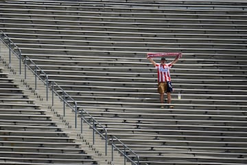 Aficionado del Atl¨¦tico de Madrid en el estadio Rose Bowl.