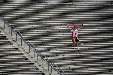 Aficionado del Atlético de Madrid en el estadio Rose Bowl.