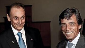 <b>COMO BUENOS AMIGOS. </b>Manuel Ruiz de Lopera y Paco Chaparro coincidieron y se dieron la mano en la misa oficiada por el fallecido Eusebio Ríos.