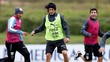 Cavani recibe un balón delante de Carlos Sánchez y de Fusile durante un entrenamiento con Uruguay.