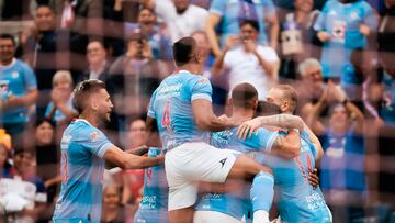 AME4887. CIUDAD DE MÉXICO (MÉXICO), 05/10/2024.- Jugadores de Cruz Azul celebran una anotación ante Necaxa este sábado, durante un partido del Torneo Apertura del fútbol mexicano en el Estadio Ciudad de los Deportes en Ciudad de México (México). EFE/José Méndez