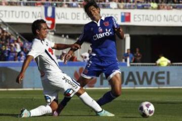 Enzo Gutiérrez, una de las figuras del partido, disputa un balón con Nicolás Vargas.