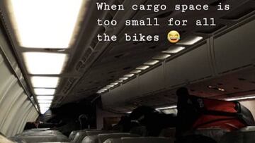 Imagen tomada por el ciclista Jasper Stuyven con las bicicletas en la cabina del avión tras los Europeos de Ciclismo de Glasgow.