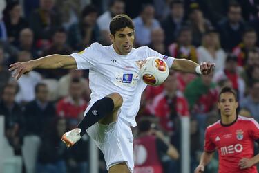 El defensa argentino llegó al equipo sevillano en 2007 donde estuvo hasta 2014, aunque también jugó decido en 2016. En total vistió la camiseta en 204 encuentros y anotó 14 goles. 