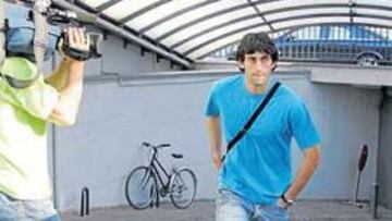 <b>ALIVIO. </b>Diegol abandonó ayer la clínica con la satisfacción de saber que no sufre una rotura fibrilar en el muslo de su pierna izquierda.