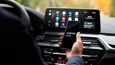 Por qué Android Auto o Apple CarPlay son las vías más seguras de usar el teléfono celular al manejar