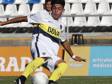 Brandon Cort&eacute;s disputa un partido por Boca Juniors. 