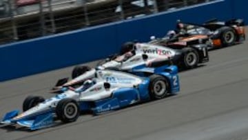 Juan Pablo Montoya y Will Power luchan por el primer lugar en Fontana. 