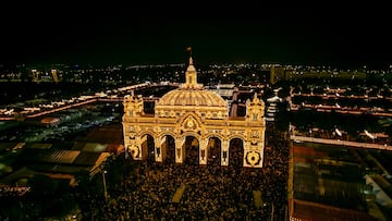 Alumbrado de la Feria de Abril de Sevilla 2019, a 5 de mayo de 2019, en Sevilla, Andalucía (España). La Feria de Abril de Sevilla 2022 vuelve a celebrarse del 1 al 7 de mayo tras dos años de parón por el Covid. Este año marcado por la vuelta a la normalidad y la guerra de Ucrania, los precios de los productos en las casetas de la feria suben un 25% . Los orígenes de la Feria de Abril se sitúan en 1846 como una feria de ganado para los agricultores de la zona que los nobles visitaban en sus carruajes. Hoy en día es Fiesta de Interés Turístico Internacional y gran atractivo para el turismo tanto nacional como internacional que disfrutan de la feria en sus 450.000 metros cuadrados y más de 1.050 casetas. Las señas de identidad de la Feria de Sevilla pasan por ‘el alumbrao’, las sevillanas, los trajes de corto y de flamenca o el rebujito.
28 ABRIL 2020;EDUARDO BRIONES;CATEGORY_CODE_NEW
Eduardo Briones / Europa Press
26/04/2022