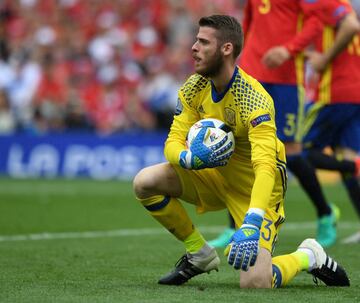 Ha tenido una temporada irregular con su equipo, el Manchester. En la Premier ha encajado 32 goles en 26 partidos. Perdió la titularidad en la Selección.