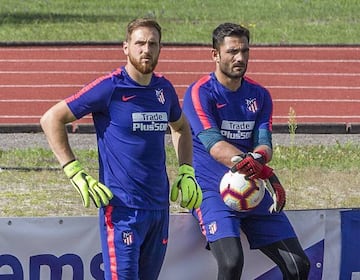 Goalkeepers' Union: Oblak and Adán