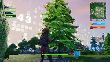 Bailamos delante de un árbol de Navidad
