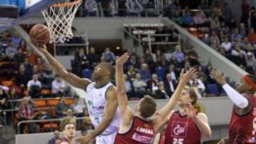 Richard Hendrix penetra a canasta.