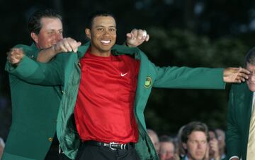 Tiger Woods recibe su cuarta chaqueta verde de manos de  Phil Mickelson