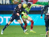 Iker Córdoba pugna por el balón ante Bautista en el duelo entre Eibar y Mirandés.