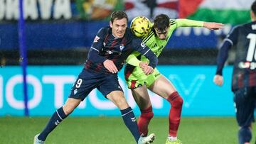 Iker Córdoba pugna por el balón ante Bautista en el duelo entre Eibar y Mirandés.