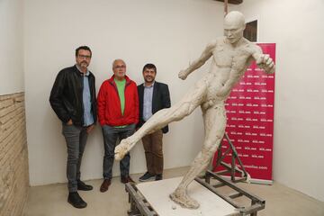 Conrado Valle, (redactor del Diario AS) y Juan Gutiérrez (subdirector del Diario AS) visitan con el padre de Iniesta el taller del escultor valenciano Javier Molina se encuentra en pleno proceso de modelado de la escultura conmemorativa de los 10 años del gol de Iniesta en el Mundial de 2010 para la fundación Soliss.