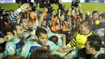 <b>LOCURA. </b>Los jugadores del Barcelona celebran en el Ciutat de Valencia la vigécimo primera Liga de la entidad catalana.