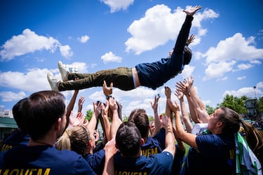 La plantilla del Fútbol Club Barcelona Femenino al completo mantea a Pere Romeu Sunyer.