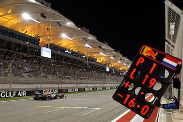 El piloto holandés de Red Bull Racing, Max Verstappen, conduce durante el Gran Premio de Fórmula Uno de Bahréin.