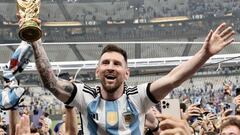 Messi, a hombros de los jugadores y los aficionados con la Copa del Mundo.