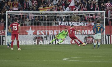 Girona 1-0 Atlético de Madrid | Penalti a favor del Girona tras una falta de Oblak sobre Stuani. El propio delantero se encargó de lanzar la pena máxima, engañando al portero rojiblanco y anotando el gol. 