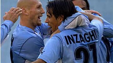 El defensa holandés, a la izquierda, junto a algunos compañeros de equipo en un partido del Lazio.