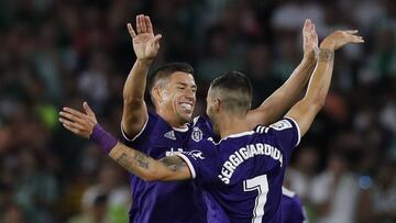 GRAF8035. SEVILLA, 18/08/2019.- El delantero del Real Valladolid CF Sergio Guardiola (d) celebra su gol, primero del equipo ante el Real Betis, durante el partido correspondiente a la primera jornada de LaLiga Santander, este domingo en el estadio Benito
