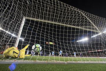 1-0. Messi marcó el primer gol en un lanzamiento de falta directa.
