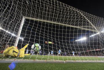 Leo Messi opens the scoring with a great free-kick. (1-0)