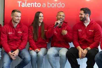 Marcus Cooper, junto a Antía Jácome, Ray Zapata y Niko Sherazadishvili, deportistas del programa 'Talento a bordo' de Iberia. 