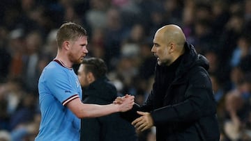 Soccer Football - FA Cup - Quarter-Final - Manchester City v Burnley - Etihad Stadium, Manchester, Britain - March 18, 2023 Manchester City's Kevin De Bruyne shakes hands with manager Pep Guardiola after being substituted Action Images via Reuters/Jason Cairnduff