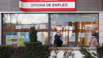 Varias personas en la entrada de una oficina del SEPE, a 4 de abril de 2023, en Madrid (España). El número de parados registrados en las oficinas de los servicios públicos de empleo bajó en 48.755 personas en marzo en relación al mes anterior (-1,67%) impulsado por el descenso del desempleo en el sector servicios por las contrataciones para la Semana Santa, según datos publicados este martes por el Ministerio de Trabajo. De este modo, al finalizar marzo, el número total de parados se situó en 2.862.260 desempleados, su menor cifra en este mes desde 2008.
04 ABRIL 2023;PARO;AFILIACIÓN;SEGURIDAD SOCIAL;SECTOR SERVICIOS;EMPLEO;DESEMPLEO
Eduardo Parra / Europa Press
04/04/2023