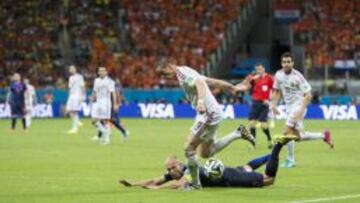Torres, en un lance con Robben durante el partido contra Holanda.