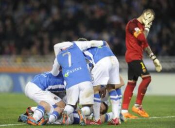 3-1. Zurutuza celebra con sus compañeros el tercer gol.