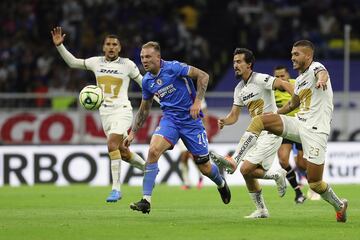 Carlos Rotondi en un duelo ante Pumas 
