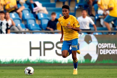 Lo cierto es que Las Palmas, donde ha repetido préstamo, ya tuvo este verano la posibilidad de ejecutar dicha opción, pero desestimó pagar los dos millones que estipulaban el contrato, para finalmente solicitar una nueva cesión. "Qué por qué lo hemos rechazado? Porque en el nuevo contrato hemos renegociado la misma opción, pero a la baja", confesó Miguel Ángel Ramírez, presidente de la entidad canaria, en su presentación. Así, Marvin, una de las mayores promesas de La Fábrica, volverá a galopar la banda de Gran Canaria, aunque esta vez en Primera División. El curso pasado, una vez superada su fase de adaptación y una microrrotura fibrilar en el bíceps femoral izquierdo, se volvió un jugador clave, hasta el punto de participar en las últimas diez jornadas. Tiene talento y carrera por delante (23 años). El Madrid lo sabe y, reflejo de ello, aún lo observa de reojo.