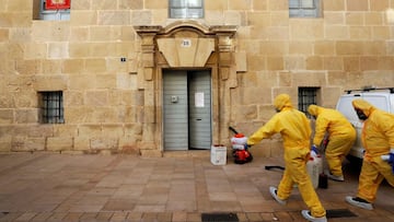 ALICANTE, 06/02/2021.- Operarios de una empresa contratada por el Ayuntamiento de Alicante desinfectan el monasterio de Santa Faz donde ha sido detectado un brote entre las monjas de clausura. EFE/Manuel Lorenzo