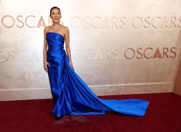 Michelle Yeoh posa en la alfombra roja del Dolby Theatre.