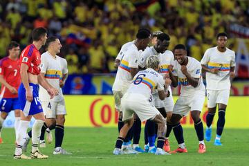 La Selección se impuso categóricamente 4-0 sobre Chile en el Metropolitano de Barranquilla. Triunfo en casa para la Tricolor gracias a los goles de Davinson Sánchez, Luis Díaz, Jhon Durán y Luis Sinisterra.
