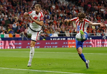 1-0. Gran centro de Marcos Llorente desde la derecha que remata Julián Álvarez sin dejarla caer, con la pierna izquierda, al fondo de la portería de Augusto Batalla.