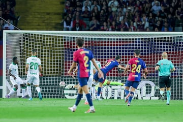 1-0. Error en el despeje de David Soria, tras el centro de Jules Koundé, deja el balón muerto en el área pequeña y Robert aprovecha para anotar en el minuto 18 de partido.