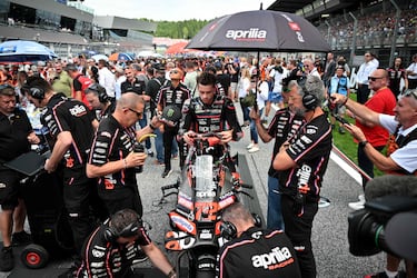 Marco Bezzecchi (centro), se sienta en su moto antes del inicio del Gran Premio de Austria. 
