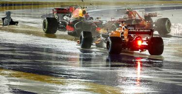 Hamilton takes advantage of chaos for Singapore victory