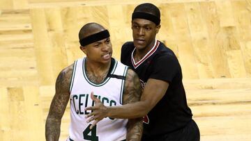 Rajon Rondo defiende a Isaiah Thomas durante el segundo partido de la eliminatoria entre los Boston Celtics y los Chicago Bulls.