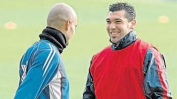 <b>LO CONOCEN BIEN. </b>En la primera plantilla conocen bien las prestaciones de Serrano. Arriba, conversando con Alexis en un entrenamiento. Abajo, con el Levante B.