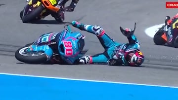 Se rozó la tragedia en Moto 2: el brutal impacto de la cabeza de David Alonso con la rueda de Izan Guevara