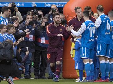 29/04/18  PARTIDO PRIMERA DIVISION 
 Deportivo DE LA CORU&Ntilde;A -  Barcelona
 LOS JUGADORES DEL DEPORTIVO HACEN EL PASILLO AL BARCELONA CAMPEON DE LA COPA DEL REY 
 