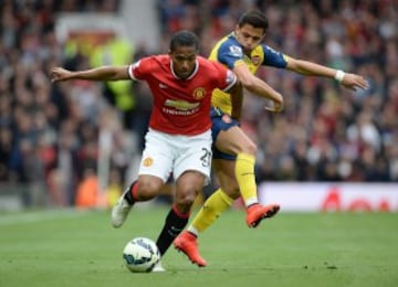 Alexis Sánchez disputa la pelota con Antonio Valencia.