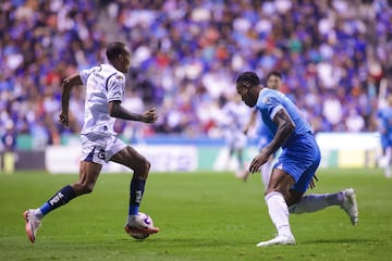  Luis Quinones (L) of Puebla fights for the ball with Willer DItta (R) of Cruz Azul during the 12th round match between Puebla and Cruz Azul as part of the Liga BBVA MX, Torneo Apertura 2024 at Cuauhtemoc Stadium on October 18, 2024 in Puebla, Mexico.